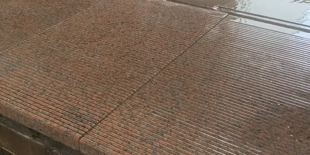 Platform Coping Red granite
